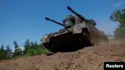 Украинские военнослужащие управляют зенитной самоходной установкой Gepard в Киевской области, Украина, 30 июня 2023 года