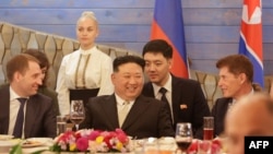 Kiongozi wa Korea Kaskazini Kim Jong Un (katikati) akizungumza na viongozi wa Russia huko Primorsky, Septemba 17,20023. Picha na KCNA KUPITIA KNS / AFP.