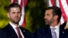 Foto Achiv: Eric Trump ak Donald Trump Jr. tann papa yo Donald Trump sou gazon Sid Lamezonblanch la, 27 Out, 2020. 