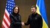 Phó Tổng thống Mỹ Kamala Harris (trái) bắt tay Tổng thống Ukraine Volodymyr Zelensky trong cuộc gặp bên lề Hội nghị thượng đỉnh về hòa bình ở Ukraine, tại khu nghỉ dưỡng Burgenstock, gần Lucerne ở Thụy Sĩ, hôm 15/6.