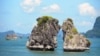 Hòn Trống Mái (Kissing Rocks) ở Vịnh Hạ Long. Ảnh: TTXVN.