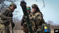 Украинские военные устанавливают противотанковое орудие (архивное фото) 