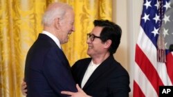 Akte Ke Huy Quan kwoke Prezidan Joe Biden apre li finn entwodui l anvan pwojeksyon nouvo seri televize "American Born Chinese", nan Lamezonblanch nan Washington. 