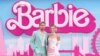 Foto Achiv: Ryan Gosling (a goch) ak Margot Robbie poze pou fotograf yo nan gran premye film "Barbie" a 12 Jiye, 2023 nan Lond. 