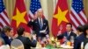 Tổng thống Mỹ Joe Biden (giữa) phát biểu tại buổi tiệc chiêu đãi của Chủ tịch nước Việt Nam Võ Văn Thưởng (thứ nhất từ phải) tại Phủ Chủ tịch ở Hà Nội hôm 11/9.