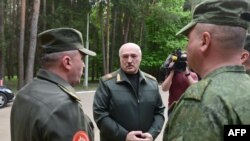 Александр Лукашенко посещает командный пункт ВВС Беларуси. 15 мая 2023 года.