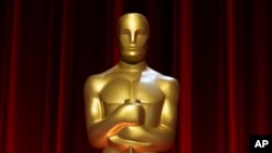 Yon estati pri Oscar la nan Beverly Hills, Kalifoni, anvan anons nominasyon pou pri Akademi yo, (Oscar), 23 Janvye 2024. 