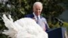 Prezidan Biden pale apre li padone koden nasyonal yo pou fet Aksyon de Gras la, Liberty ak Bell pandan yon seremoni nan Lamezonblanch nan Washington, 20 Nov. 2023. 