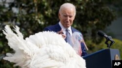 Prezidan Biden pale apre li padone koden nasyonal yo pou fet Aksyon de Gras la, Liberty ak Bell pandan yon seremoni nan Lamezonblanch nan Washington, 20 Nov. 2023. 