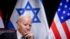 Prezidan Etazini Joe Biden fe yon poz pandan yon rankont ak Premye Minis Izrayelyen Benjamin Netanyahu nan Tel Aviv, 18 Oktob, 2023. 