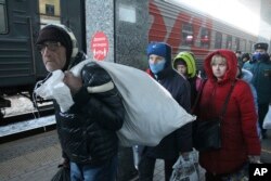 Жители Мариуполя под конвоем высаживаются из поезда в Нижнем Новгороде 7 апреля 2022 года,