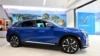 Xe điện VF-8 của VinFast được trưng bày tại showroom ở Santa Monica, California, ngày 18/7/2022.