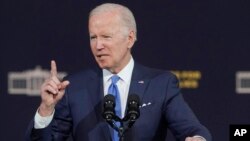 Prezidan Joe Biden pwononse yon diskou Vandredi 22 Avril 2022 nan Auburn, Washington.