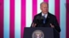 Prezidan Etazini Joe Biden pran la pawol nan Chato Wayal Poloy la kote li pale de envazyon La Risi fe nan Ikren, depi Vasovi, Poloy, Samdi 26 Mas, 2022. 