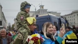 Жители Херсона фотографируются с военнослужащими ВСУ в освобожденном от оккупантов городе