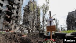 Una vista muestra las tumbas de un civil asesinado durante el conflicto entre Ucrania y Rusia en la ciudad portuaria sureña de Mariupol