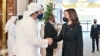 Foto sa a, ke Ministe Zafe Prezidansyel la pibliye monre Vis Prezidan Etazini Kamala Harris ak Sheikh Abdullah bin Zayed Al Nahyan, nan Emira Arab Ini, Lendi 16 Me 2022.