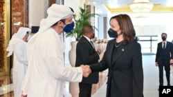 Foto sa a, ke Ministe Zafe Prezidansyel la pibliye monre Vis Prezidan Etazini Kamala Harris ak Sheikh Abdullah bin Zayed Al Nahyan, nan Emira Arab Ini, Lendi 16 Me 2022.