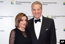 Foto Achiv: Lide Lachanm Nancy Pelosi (Demokrat Kalifoni) ak mari li, Paul Pelosi nan yon dine d'one Depatman d Eta a, 7 Dec. 2019.