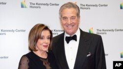 Foto Achiv: Lide Lachanm Nancy Pelosi (Demokrat Kalifoni) ak mari li, Paul Pelosi nan yon dine d'one Depatman d Eta a, 7 Dec. 2019.