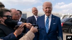 Prezidan Joe Biden pale ak jounalis yo anvan li monte nan avyon prezidansyel la, Air Force One nan ayewopo entenasyonal Des Moines la nan vil Des Moines, Iowa, Madi 12 Avril 2022. 