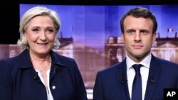 Foto Achiv: Kandida a la prezidans pati ekstrem dwat la, Fron Nasyonal la, Marine Le Pen ( a goch) epi kandida prezidansyel mouvman En Marche! la, Emmanuel Macron. 