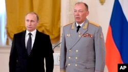 Foto Achiv: Prezidan Ris la Vladimir Putin a goch, poze pou yon foto ak Kolonel Jeneral Alexander Dvornikov pandan yon seremoni nan Kremlen an nan Moskou, 17 Mas, 2016.