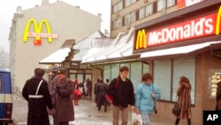 Первый «Макдональдс» в Москве. 30 января, 1990 (архивное фото)