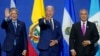 (De goch a dwat) Prezidan Ekwatè Guillermo Lasso, Prezidan Joe Biden, ak Prezidan Kolonbyen Ivan Duque pandan yon rankont sou migrasyon nan Somè Dèz Amerik la, Vandredi 10 Jyen ann Los Angeles. 