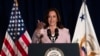 Vis Prezidan Etazini Kamala Harris nan yon evenman pou pwomouvwa pwisans ekonomik medam yo nan rejyon no Amerik Santal la, nan kad Some Dezamerik la nan Los Angeles, 7 Jiye, 2022. 