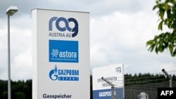 Вывеска с логотипами компаний Austria AG, Astora и «Газпром экспорт» у входа на газохранилище «Хайдах» недалеко от австрийского города Штрассвальхен.