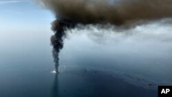 Пожар нанефтяной вышка Deepwater Horizon в Мексиканском заливе.