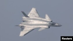 Китайский Chengdu J-20 стелс-истребитель на авиашоу в городе Чжухай, провинция Гуандун, Китай, 1 ноября 2016.