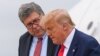 Tư liệu: TT Mỹ Donald Trump (phải) và Bộ trưởng Tư pháp William Barr tại Căn cứ Không quân Andrews ở bang Maryland, ngày 1/9/2020. BTTP Barr mới đây tuyên bố không có gian lận bầu cử khả dĩ có thể thay đổi kết quả bầu cử. (Photo by MANDEL NGAN / AFP)