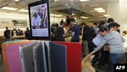 Продажи iPad 2 в одном из магазинов Apple в Лос-Анджелосе