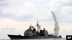 Пуск ракеты Tomahawk Land Attack Missile (TLAM) с борта американского ракетного крейсера USS Cape St. George (CG 71), действующего в Средиземном море, 23 марта 2003 г.