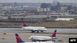 Самолеты авиакомпании Delta в аэропорту LaGuardia в Нью-Йорке, 11 января 2023 года