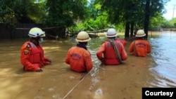 ပျော်ဘွယ်မြို့ရေဘေး အကူအညီပေးနတေဲ့ အရန်မီးသတ်တပ်ဖွဲ့များ (ဓာတ်ပုံ - မြန်မာ့ မီးသတ်ဦးစီးဌာန) 