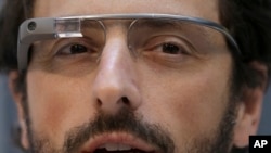 Сергей Брин демонстрирует Google Glass