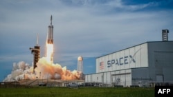 Тяжелая ракета SpaceX Falcon Heavy, на борту которой находится геостационарный оперативный экологический спутник U (GOES-U), стартует со стартового комплекса 39A в Космическом центре Кеннеди НАСА, Флорида, 25 июня 2024 года.