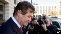 Пол Манафорт у здания федерального суда в Вашингтоне 