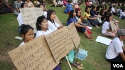 အပြည်ပြည်ဆိုင်ရာ အမျိုးသမီးများနေ့ ဆန္ဒထုတ်ဖော်နေကြတဲ့ ရန်ကုန်အမျိုးသမီးထု။ (ယခင်ပုံဟောင်း)