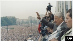 Москва, 20 августа 1991 года. Президент России Борис Ельцин выступает перед своими сторонниками.