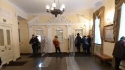 В кассы театра сдают билеты