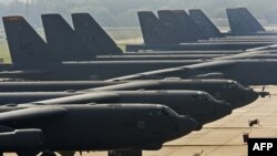 Бомбардировщики ВВС США B-52H на взлетно-посадочной полосе базы ВВС "Барксдейл" в Луизиане 