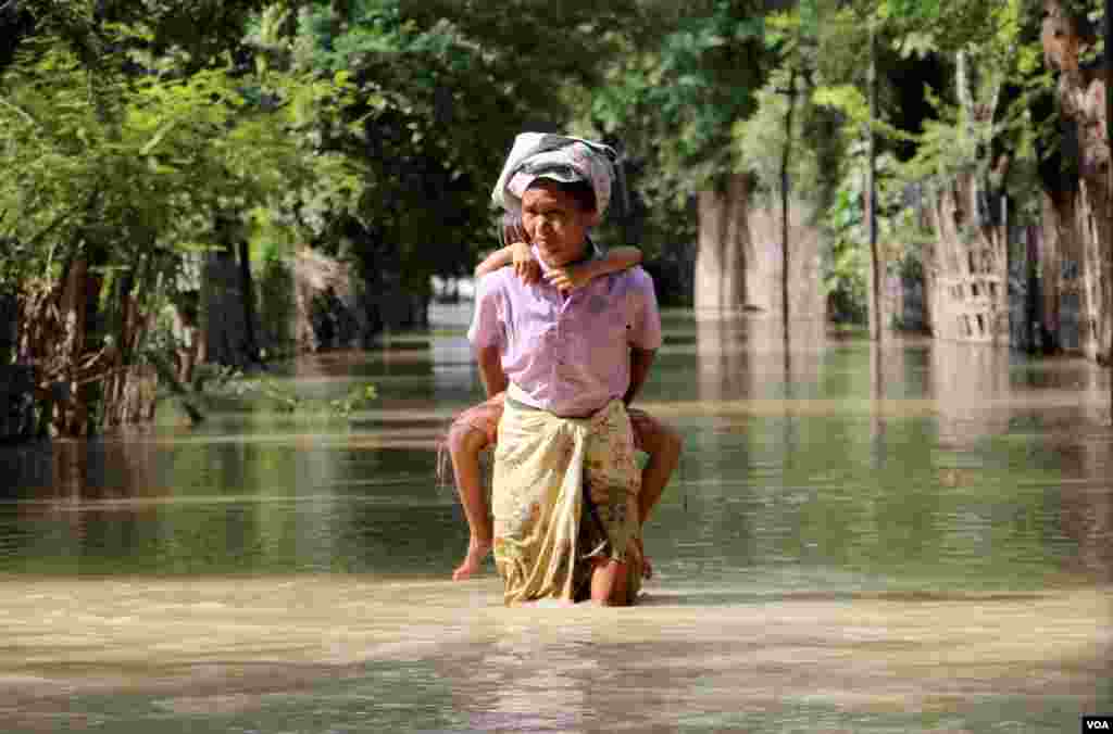 မကွေးတိုင်းဒေသကြီးရေဘေးသင့်ပြည်သူများ (ဓာတ်ပုံ - ကိုစည်သူ ဗွီအိုအေမြန်မာပိုင်းသတင်းထောက်)