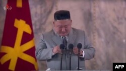 Lãnh tụ Triều Tiên Kim Jong Un đọc diễn văn trước cuộc diễu hành quân sự đánh dấu kỷ niệm 75 năm ngày thành lập Đảng Công nhân Triều Tiên. Ảnh chụp lại từ truyền hình KCTV ngày 10/10/2020. (Photo by STR / KCTV / AFP) 