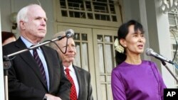 အထက်လွှတ်တော်အမတ် John McCain မြန်မာနိုင်ငံကို လာရောက်စဉ် (၂၀၁၂-ဇန်နဝါရီလ)