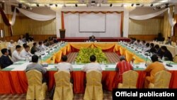 နိုင်ငံတော် အတိုင်ပင်ခံပုဂ္ဂိုလ် ဒေါ်အောင်ဆန်းစုကြည် နဲ့ ပြည်ထောင်စုအဆင့် ပစ်ခတ်တိုက်ခိုက်မှု ရပ်စဲရေး ပူးတွဲစောင့်ကြည့်ကော်မတီ (JMC-U) တို့ ပြည်တွင်းငြိမ်းချမ်းရေး နဲ့ အပစ်အခတ်ရပ်စဲရေး ကိစ္စတွေ ပထမဆုံး အကြိမ် တွေ့ဆုံဆွေးနွေးခဲ့စဉ်။