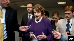 Jounalis antoure Prezidan Komisyon Sèvis Sekrè Sena a, Dianne Feinstein, (D-Calif) pou poze l kesyon sou rezon ki fè se kounye la a komisyon an ap pibliye rapò a. (Foto: AP/Manuel Balce Ceneta, Dosye).